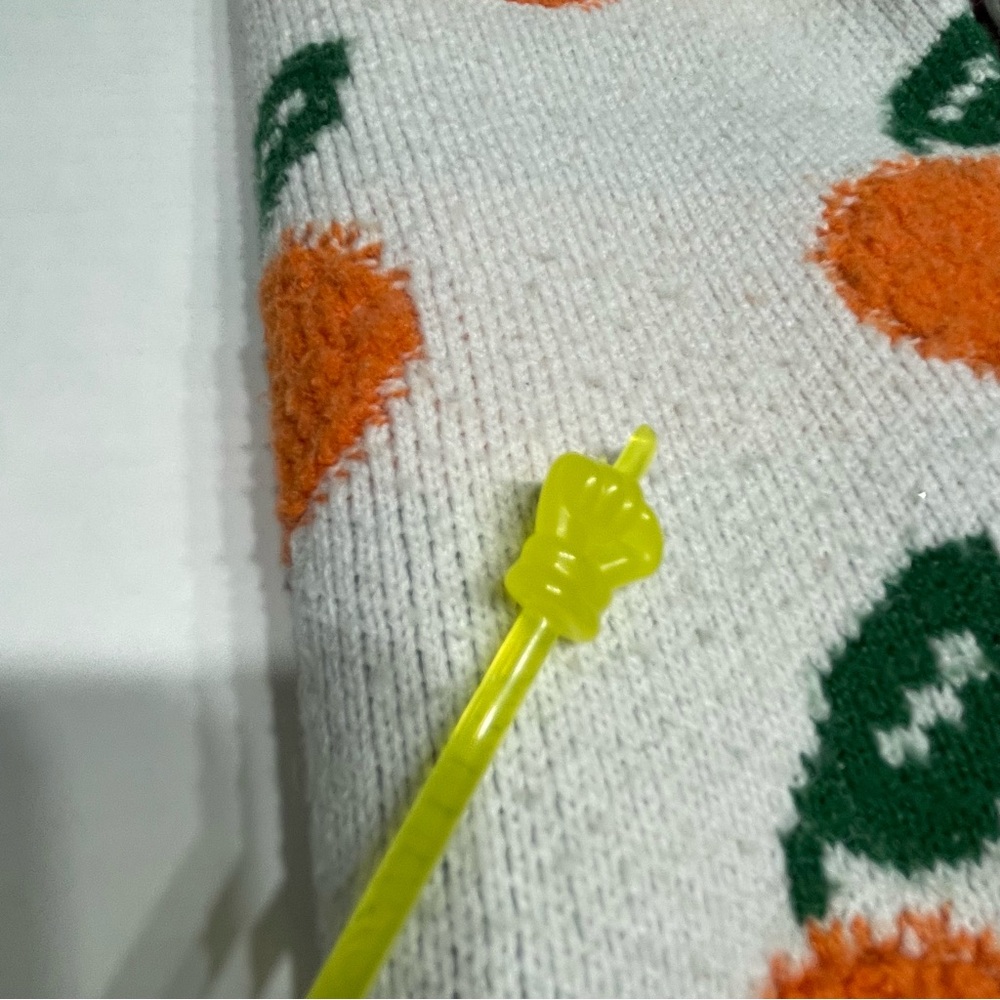 Oranges motif women’s Sweater. Size Small. Preowned. - Picture 7 of 7